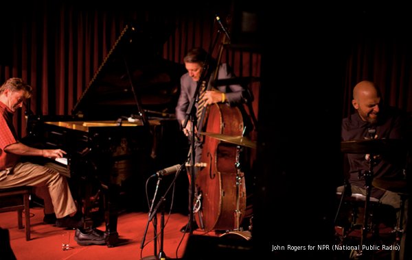 BillyPeterson atVillageVanguard2003 on stage withBCarrothes DKing
